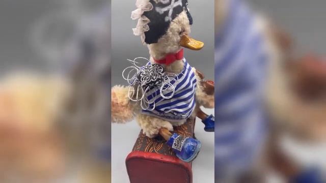 Игрушка ручной работы: текстильный гусь на сундучке.