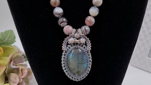 Плетеный бейл к кулону из ладбрадора и бусы из агата Ботсвана. Украшения своими руками.