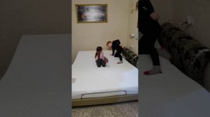 Георгик пробует нашу новую кровать Beyosa, точнее трансформируемое основание Magic System 300S