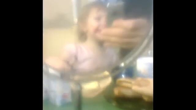 Губы красит девочка АЛИСА II.mp4 смотреть онлайн