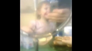 Губы красит девочка АЛИСА  II.mp4