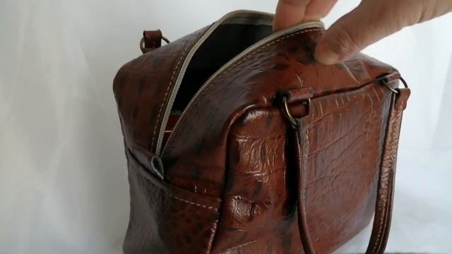 Дорожная большая  косметичка из кожи.