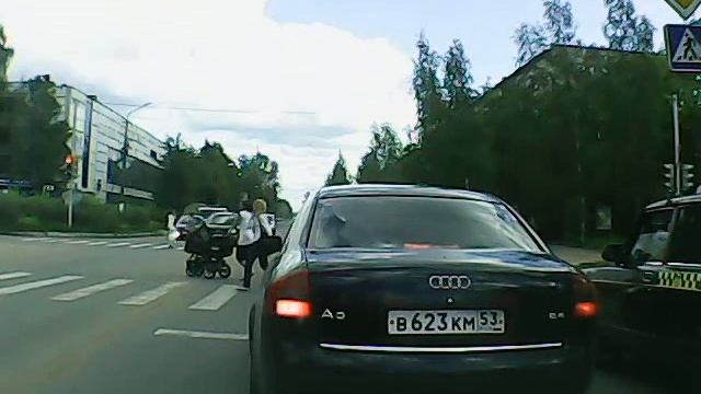 Старая Русса. Опять проезд на красный. смотреть онлайн