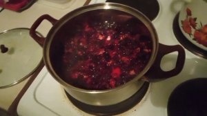 Красим пасхальные яйца в чае каркаде..