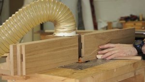 Изготавливаем колонны фрезой для сращивания под 90 градусов.