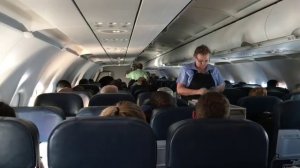 Раздача еды в самолете