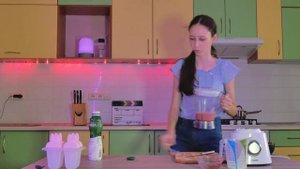 Готовим мороженое из йогурта, клубники и бананов в формочках для заморозки