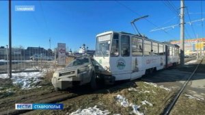 В Пятигорске столкнулись внедорожник и трамвай