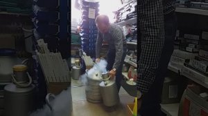 Переливаем жидкий азот. Pouring liquid nitrogen.