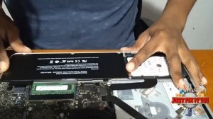 How to Remove MacBook pro Battery pt1