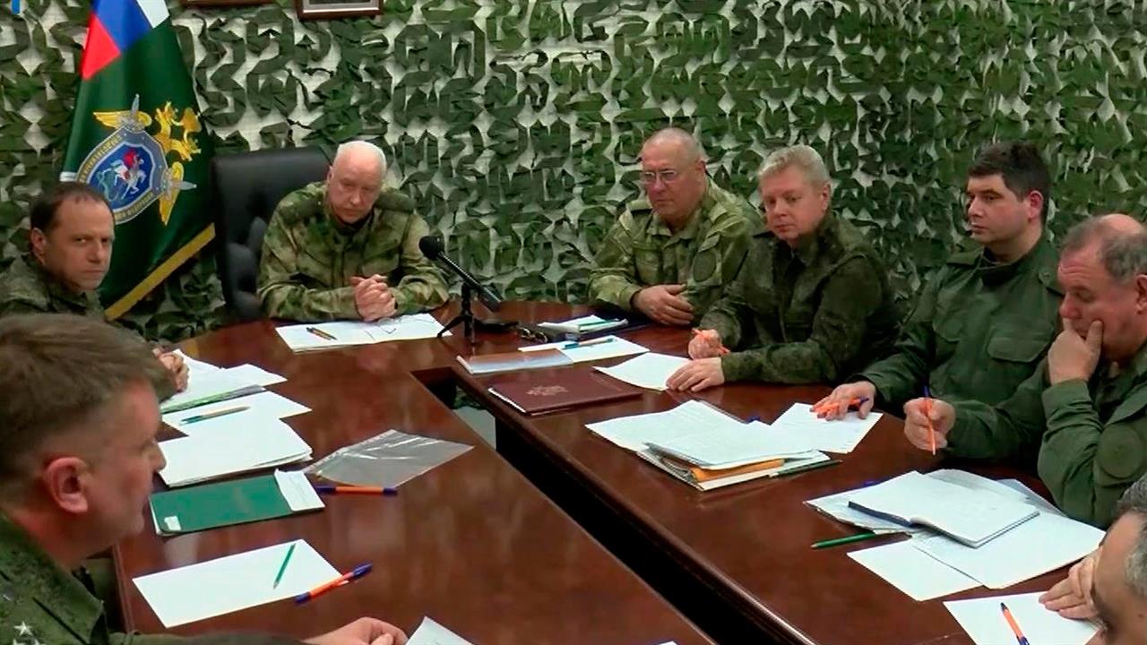 Председатель СК РФ Александр Бастрыкин провел оперативное совещание в Луганске
