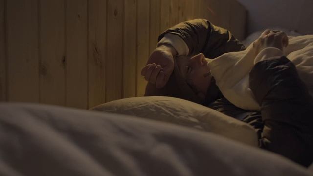 Осень в дубовом лесу на берегу озера смотреть онлайн