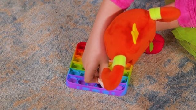 РАСПАКОВКА? Поп-ит и симпл-димпл I Simpl dimpl & pop it I Поиграйка с Царевной смотреть онлайн