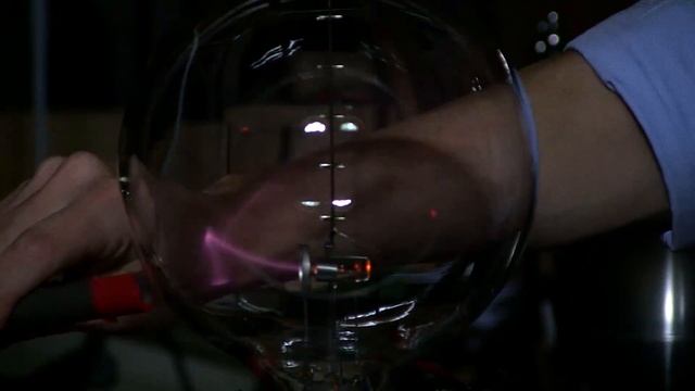 PHYS 102 | Magnetic Force on Charged Particles смотреть онлайн