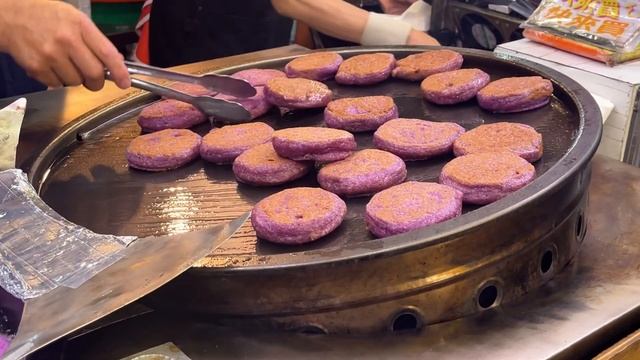 Purple Yam (Ube) Pancakes Making - Taiwanese Street Food смотреть онлайн