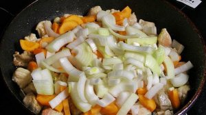 Гуляш из свинины с овощами и густой подливкой на сковороде