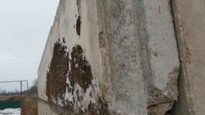 Крепление керамзитобетонных панелей на время монтажа.