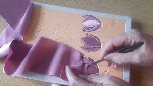 Картина в технике кинусайга из атласа и трикотажной ткани.