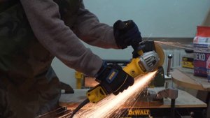 Часть 2 Бесщеточные сетевые болгарки DeWALT DWE4357 и DWE4347 пылезащита и металлические опилки