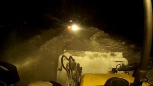 Экскаватор погрузчик New Holland b115b.В снежном плену