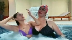 бабушка и внук ,бассейн