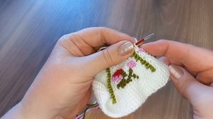 Тапочки спицами с цветочным узором??? краткое описание.