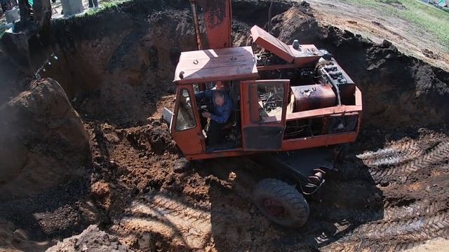 Старый экскаватор копает завальную яму 6 м