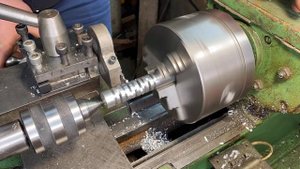 Коленвал на токарном станке! Small crankshaft on soviet lathe!