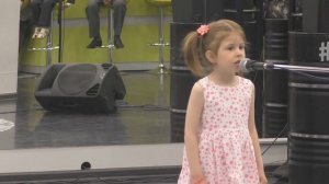 Настя Борисюк (4 года) рассказывает стих "Он был совсем один" (про щенка), Новосибирск