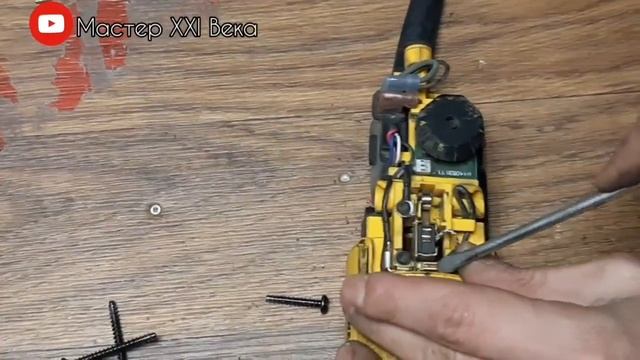 Как поменять щетки на болгарке, Тарзи иваз кардани щетка да болгарка !!! смотреть онлайн