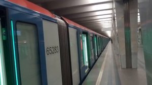 Поезд Москва на станции метро Медведково.