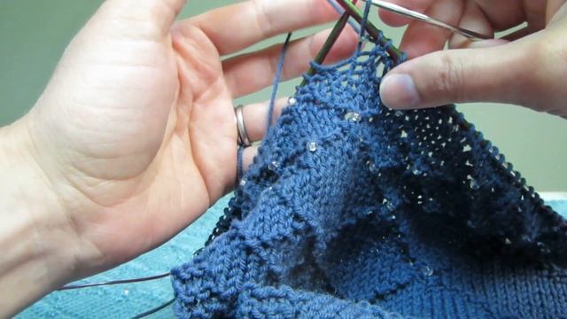 Adding beads to knitting with a crochet hook or Superfloss смотреть онлайн