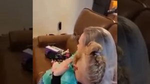 Мальчик получил очки для дальтоников на свой 10-й день рождения, его реакция бесценна