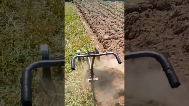 Электроплуг вспашка поля одним человеком.