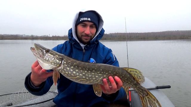 Рыбалка на щуку! Щука на ДЖИГ! Спиннинг с лодки в ноябре! Приманка сделала рыбалку! смотреть онлайн