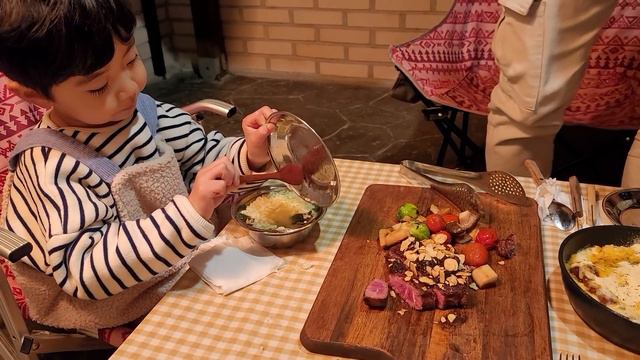 (SUB) 로운이네 가족의 첫 글램핑😎 (feat. 굿테이블 밀키트) / Rowoon's family's first glamping 😎 смотреть онлайн