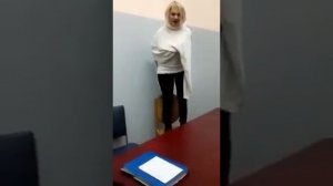 Пьяная девушка в полиции