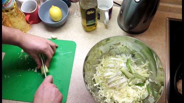 Жареная рыбка с гарниром из риса с корнем сельдерея и молодым шпинатом смотреть онлайн