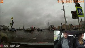 Обязательно ли поворачивать направо под стрелку или нет? ПДД проезд светофоров с доп.секцией.