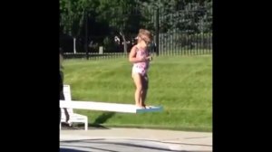 ДЕВОЧКА УПАЛА В БАССЕЙН С АКУЛОЙ  2017