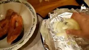Форель в фольге,на луковой подушке