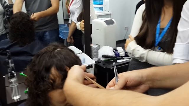 Как создавать чёлку и пряди у лица на вьющихся волосах смотреть онлайн