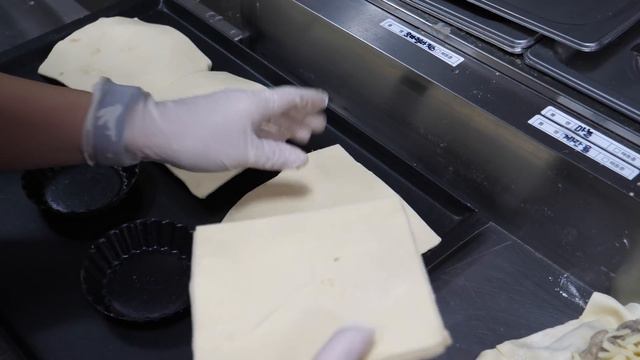 이런 역대급 파이는 처음 봅니다! 고기와 치즈로 가득채운, 뉴질랜드식 미트파이 Mozzarella cheese meat pie making - Korean street food