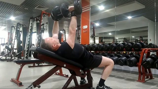Жим гантелей на наклонной скамье 20 кг на 12 смотреть онлайн