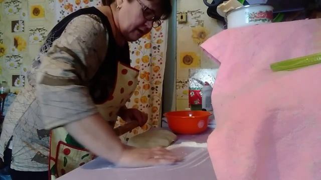 печём ореховый рулет и варим рассольник