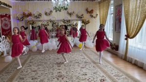 Современный танец девочек.