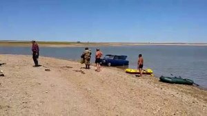 Машина под водой