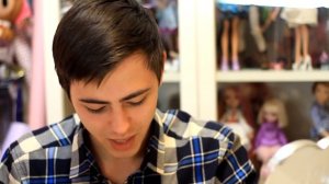 ПАРЕНЬ ПРОБУЕТ ЦВЕТНЫЕ ЛИНЗЫ В ПЕРВЫЙ РАЗ / КАК НАДЕВАТЬ И СНИМАТЬ ЛИНЗЫ