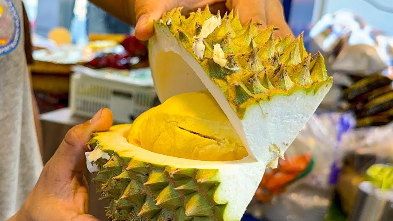 Тайская уличная еда - Гигантский дуриан резка фруктов