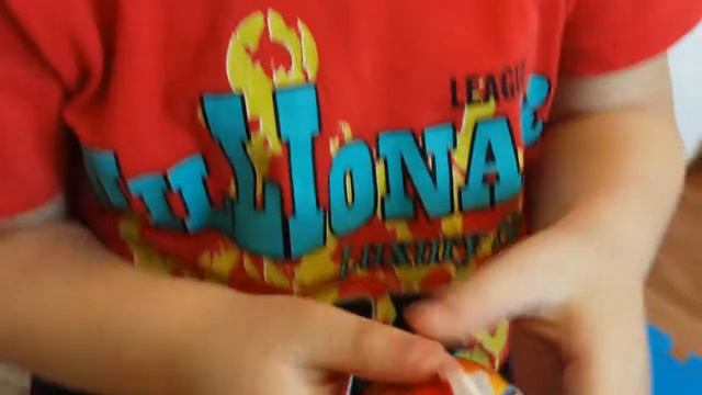 Распаковка киндер сюрприза Danli Мото гонки и Ми- ластики смотреть онлайн